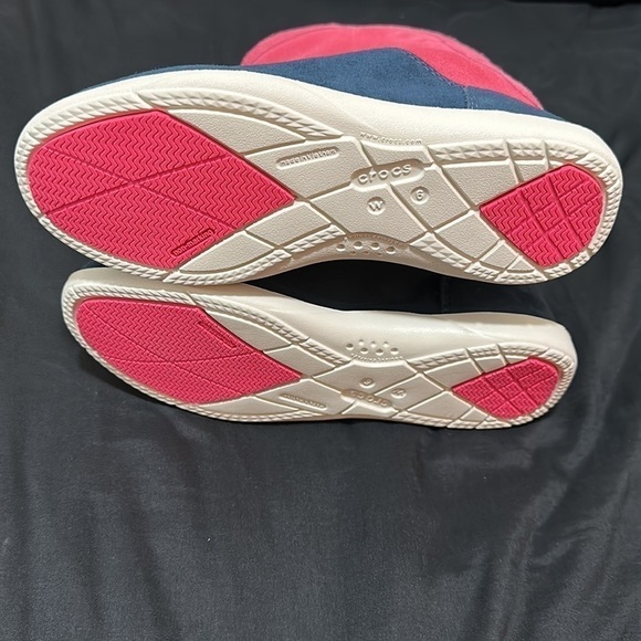 Women’s Crocs Adela Foldover Fuzz Bootie - Picture 6 of 6